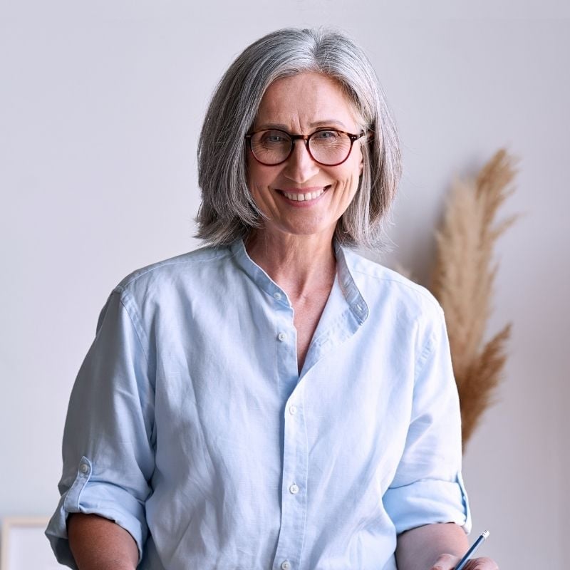 multiple-sclerosis-functional-medicine-hero older woman sitting in brightly lit room with gentle smile